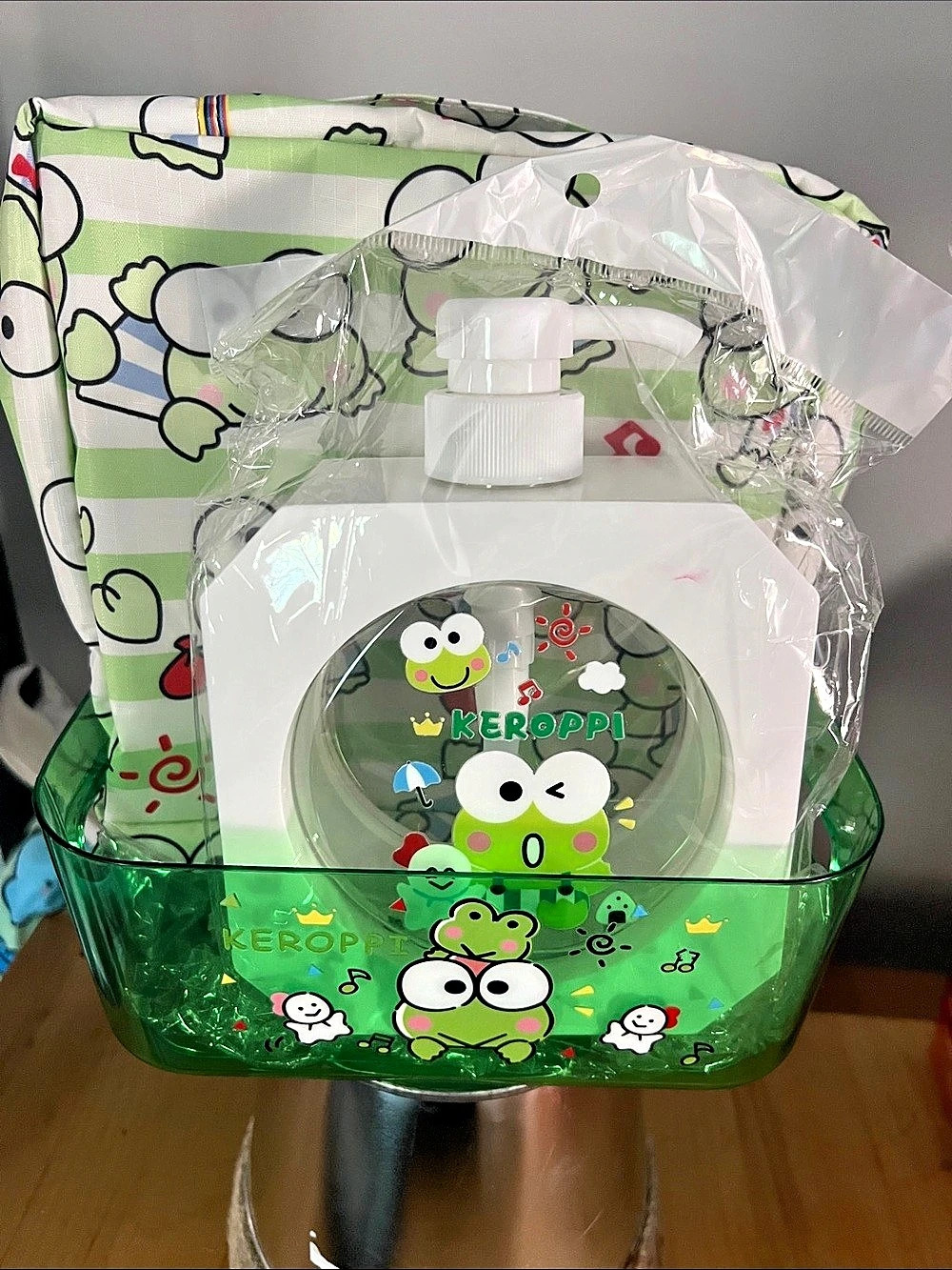 Keroppi travel bag set Travel Bag Set in Green & White NWT